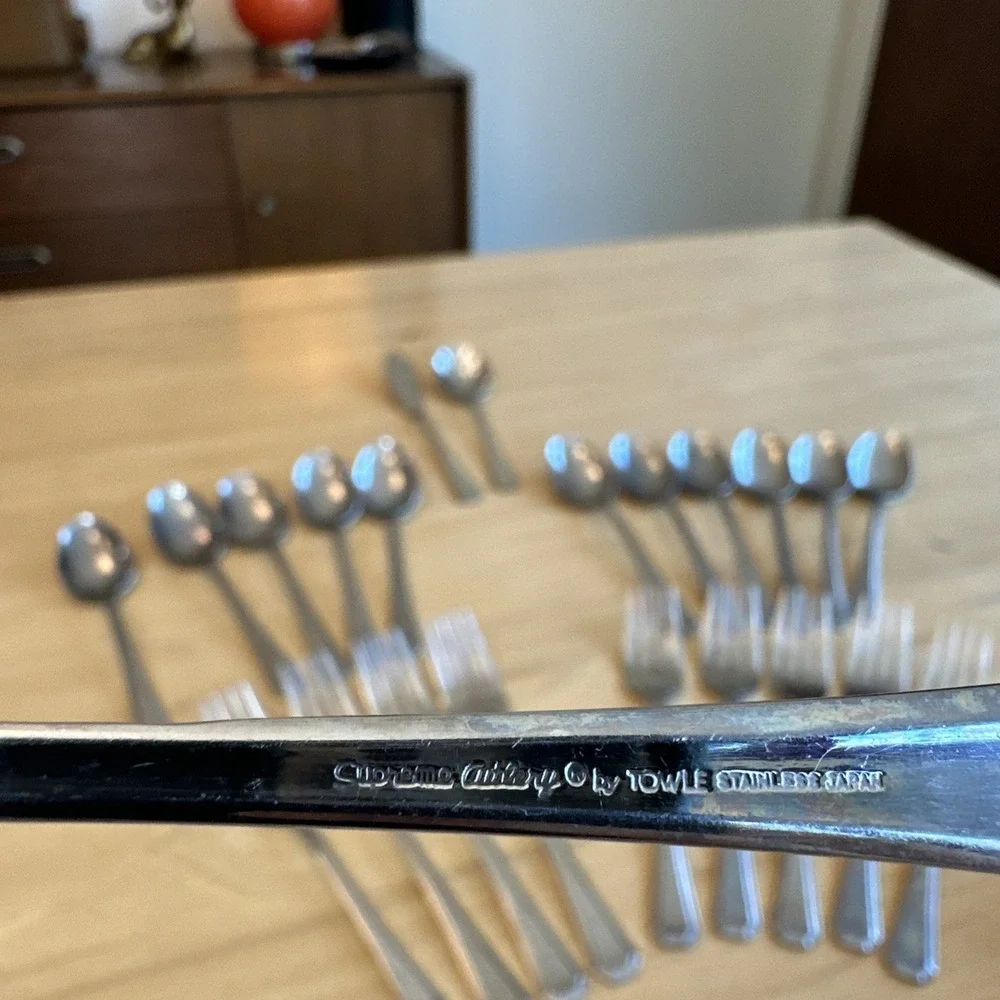23 Pieces Supreme By Towle 'Chestnut‎ Hill' Stainless Flatware Made In Japan